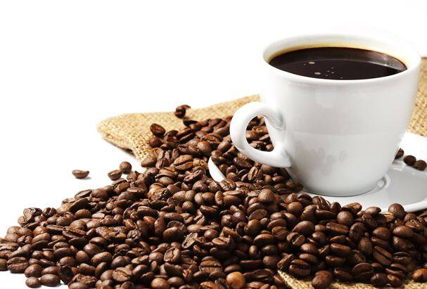 कैफीन- कॉफी और चाय में पाई जाने वाली कैफीन, सोडा और कई फूड प्रोडक्ट ऐसे हैं जिनसे किडनी पर स्ट्रेन पड़ता हैं. कैफीन ब्लड फ्लो में तेजी लाता है जो कि ब्ल्ड प्रेशर बढ़ाता है इससे किडनी पर स्ट्रेस पड़ता है. ऐसे में किडनी के खराब होने की आशंका रहती है. 2002 में किडनी इंटरनेशनल रिपोट्र्स के मुताबिक, लंबे समय तक कैफीन के सेवन किडनी फेल हो सकती है. खाली पेट कॉफी पीने से किडनी स्टोन भी हो सकता है. 