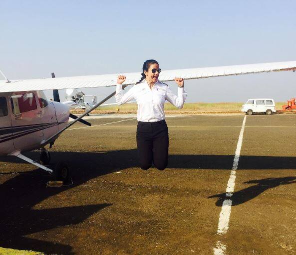 प्‍लेन उड़ाने के बाद गुल पनाग खुशी से उछल पड़ी.उन्‍होंने इस फोटो पर लिखा कि आजतक खुद के इतना करीब कभी नहीं रही, जितना कि आज रही.