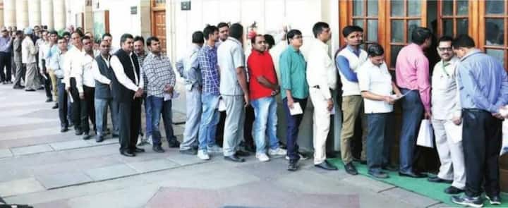 इतना ही लोकतंत्र के मंदिर संसद भवन के परिसर में इस तरह की लाइन पहली बार देखने को मिली जब संसद भवन में मौजूद एटीएम के बाहर लंबी लाइनों में लोग पैसे निकालने के लिए इंतजार करते देखे गए. फोटो क्रेडिट/ इंडियन एक्सप्रैस