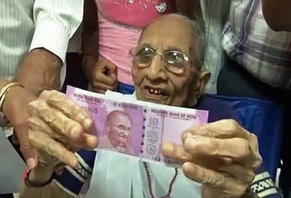  प्रधानमंत्री नरेंद्र मोदी की मां हीराबा मोदी आम औरत की तरह गुजरात में गांधीनगर के रायसन इलाके के ओरिएंटल बैंक में पुराने नोट बदलवाने पहुंचीं. उन्होंने बिल्कुल आम औरत की तरह पहले फार्म भरा और फिर 500 के नौ नोट यानी साढ़े चार हजार रुपए बदलवाए. एबीपी न्यूज़ से बात करते हुए हीराबा ने पीएम मोदी के नोटबंदी फैसले का समर्थन किया और कहा कि जो हुआ है अच्छा हुआ है.