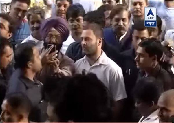 राहुल गांधी के आम जगहों पर दिखने का फायदा भी लोगों ने उठाया और राहुल गांधी के साथ सेल्फी भी खिंचवाईं. 