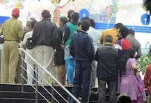 आम ही नहीं ये चर्चित हस्तियां भी दिखीं जनता के साथ बैंकों की लाइन में 