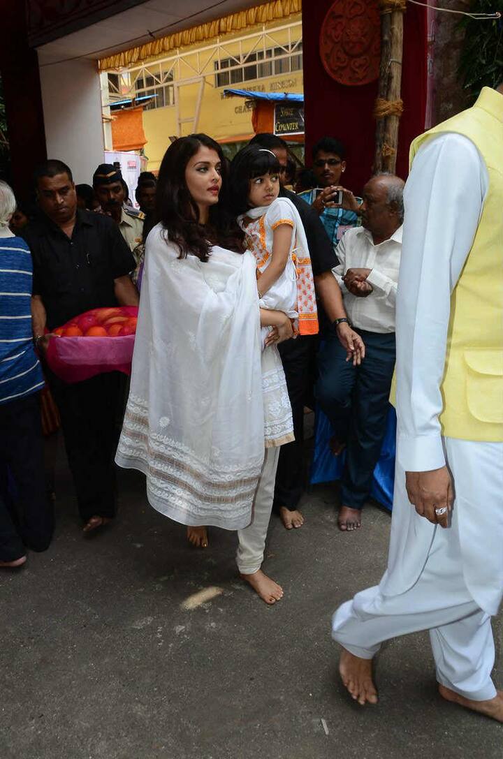वैसे तो आराध्या को घर में सभी बहुत प्यार करते हैं लेकिन अक्सर उन्हें अपनी मां ऐश्वर्या के साथ देखा गया है. 