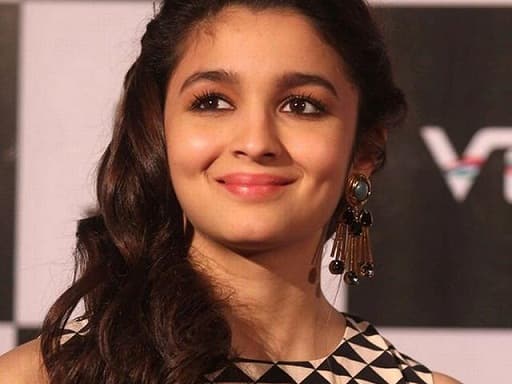 आलिया भट्ट ने दिल खोलकर की इस सुपरस्टार की तारीफ, कहा ''सबको सहज महसूस करवाते हैं'' alia bhatt praises this superstar आलिया भट्ट ने दिल खोलकर की इस सुपरस्टार की तारीफ, कहा ''सबको सहज महसूस करवाते हैं''