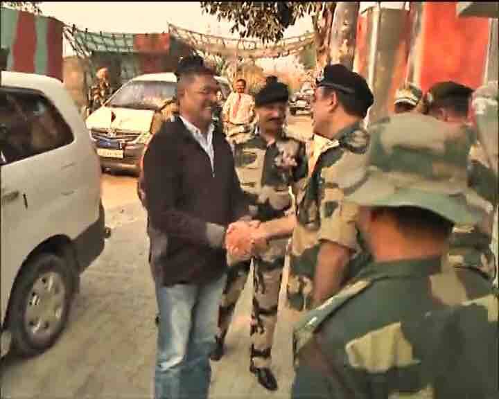जवानों के बीच पहुंचे नाना पाटेकर ने अपनी ट्रेनिंग के दिनों के किस्से सुनाए. 29 सितंबर को हुए सर्जिकल स्ट्राइक के बाद सीमा पर तनाव बढ़ा है. बीएसएफ जवानों के बीच नाना पाटेकर कहते हैं कि पाकिस्तान को उसी की भाषा में जवाब दिया जा रहा है.