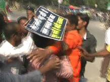 नोटबंदी पर कांग्रेस-बीजेपी का ड्रामा, फोटों खिंचाने के लिए की आपस में धक्का-मुक्की!