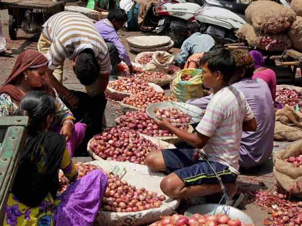 इस तरह मंडी कारोबारी हफ्ते में 50,000 रुपये की निकासी कर पाएंगे.