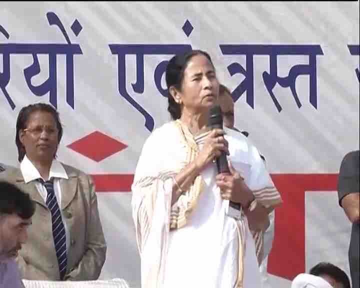 Mamta Banerjee standing on her feet when campaigning stopped in Nandigram पश्चिम बंगाल: नंदीग्राम में चुनाव प्रचार थमने से पहले खड़ी हुईं ममता बनर्जी, गाया राष्ट्रगान