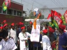 इलाहाबाद: नोटबंदी के खिलाफ SP कार्यकर्ताओं ने जाम किया रेलवे ट्रैक, फूंका पुतला