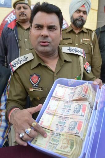 बताते चलें कि भारत की 1,850 किलोमीटर लंबी सीमा से जुड़े नेपाल में भारतीय करेंसी का बड़ा हिस्सा मौजूद है. नेपाल में हर तरह के लेनदेन में भारतीय मुद्रा का प्रचलन खुलकर होता है. भारतीय रिजर्व बैंक (आरबीआई) के दिशा-निर्देशों के अनुसार, 100 रुपये से अधिक मूल्य का नोट भारत से बाहर नहीं ले जाया जा सकता और भारतीय सीमा शुल्क अधिकारी इस प्रतिबंध का सख्ती से पालन करते हैं.