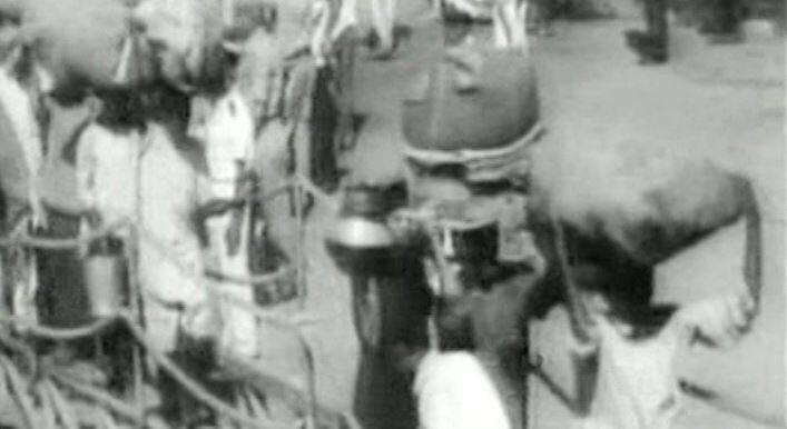 तारीख 25 अप्रैल 1971 - तत्कालीन भारतीय प्रधानमंत्री इंदिरा गांधी ने एक बड़ी मीटिंग में देश के थलसेनाध्यक्ष से कहा कि पाकिस्तान को सबक सिखाने के लिए जंग करनी पड़े तो करें. उन्हें इसकी परवाह नहीं. इंदिरा गांधी को ऐसा इसलिए कहना पड़ा था क्योंकि उस वक्त भारत के पूर्व में बसा पाकिस्तान का वो हिस्सा जिसे अब बांग्लादेश कहा जाता है, वहां ऐसा कुछ हो रहा था जिसका सीधा असर भारत पर पड़ रहा था.
