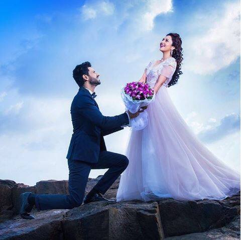 विवेक ने इंस्टाग्राम पर अपने दुबई ट्रिप की कुछ तस्वीरें शेयर की थी, जिसपर दिव्यांका के एक फैन ने अपशब्दों का इस्तेमाल करते हुए विवेक पर लालची होने का इल्जाम लगा दिया.