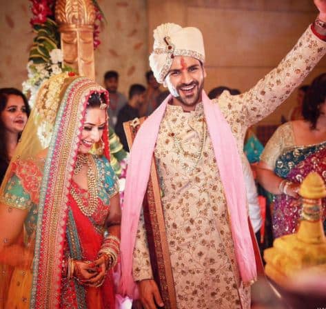 स्टार प्लस के सीरियल 'ये है मोहब्बतें' से मशहूर हुईं एक्ट्रेस दिव्यांका त्रिपाठी ने हाल ही में टीवी कलाकार विवेक दहिया से शादी की है. विवेक भी छोटे पर्दे के अभिनेता हैं.