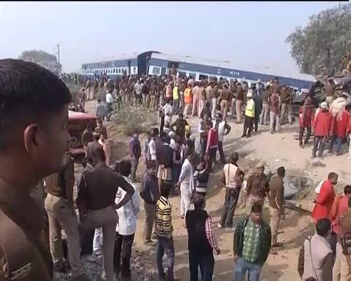 रेल मंत्रालय ने दुर्घटना में हताहत हुए लोगों के लिए मुआवजे का ऐलान किया है. मृतकों के परिजनों के लिए 3.5 रुपये, गंभीर रूप से घायलों के लिए 50 हजार और साधारण रूप से घायलों के लिए 20 हजार रुपये मुआवजे का ऐलान किया है. इसके साथ ही पीएम राहत कोष से मृतकों के परिजनों को 2 लाख रुपये और गंभीर रुप ये घायलों को 50 हजार रुपये मुआवजे का ऐलान किया है. उत्तर प्रदेश सरकार ने मृतकों को 5 लाख रुपये और गंभीर रूप से घायलों को 50 हजार रुपये मुआवजा देने का ऐलान किया.