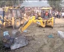 स्मैक तस्कर नन्हे लंगड़ा के बैंक्वेट हॉल पर चला योगी सरकार का बुलडोजर, 15 करोड़ की संपत्ति जमींदोज