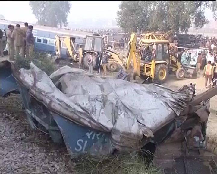 रेल राज्यमंत्री राजन गोहान ने एबीपी न्यूज़ को बताया, ”एक साथ 14 कोच का डिरेल होना गंभीर मामला है. प्रशासन राहत और बचाव के काम में लगा है. रेल राज्यमंत्री मनोज सिन्हा घटना स्थल के लिए निकल गए हैं. दुर्घटना की जांच के आदेश भी दे दिए गए हैं लेकिन अभी हमारी प्राथमिकता राहत और बचाव काम है.”