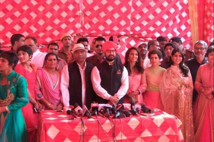 बॉलीवुड अभिनेता आमिर खान रविवार को अंतर्राष्ट्रीय स्तर की पहलवान गीता फोगट के शादी समारोह में भाग लेने हरियाणा के इस कस्बे के पास स्थित उनके पैतृक गांव पहुंचे हैं. आगे देखें शादी की चुनिंदा तस्वीरें...