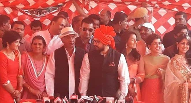 आमिर गीता और उनके परिवार को बधाई देने बलाली गांव पहुंचे हैं.