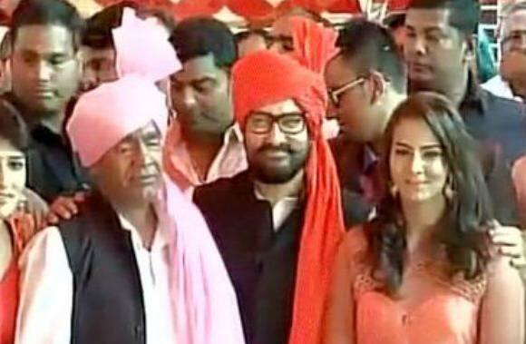 आपको बता दें कि आने वाली फिल्म 'दंगल' में आमिर ने पदक विजेता पहलवान गीता और उनकी बहन बबीता के पिता महावीर सिंह फोगट का किरदार निभाया है.