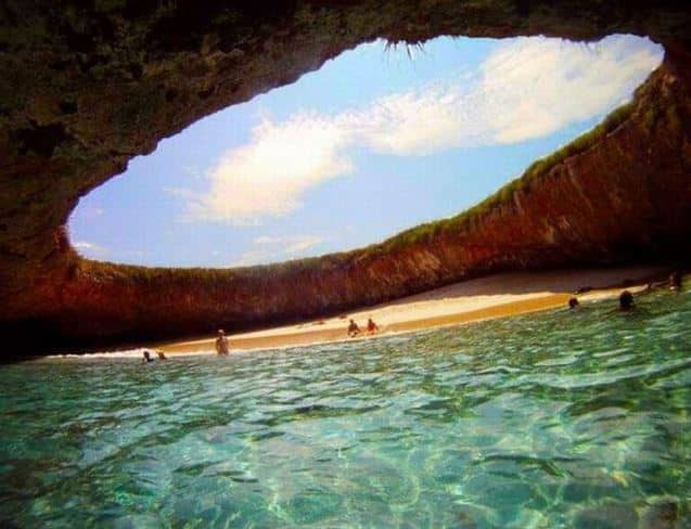 Hidden beach in Marieta: इस बीच की खासियत ये है कि इस बीच के चारों ओर मिट्टी और पत्थर का घेरा है.