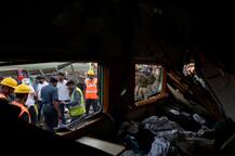 कानपुर रेल हादसे की दर्दनाक तस्वीरें, अबतक 145 लोगों की मौत