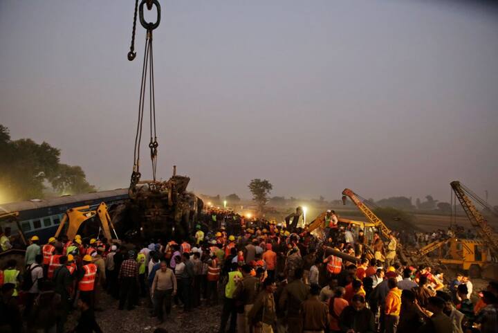 कानपुर के पुखरायां में रात भर बचाव और राहत अभियान चला. हालांकि रात में किसी भी यात्री के जिंदा निकाले जाने की खबर नहीं थी.