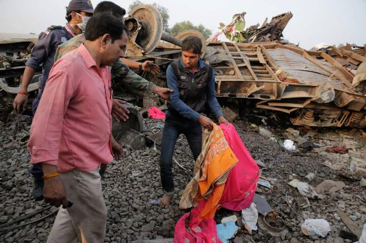 इस हादसे में एसी के 5, स्लीपर के 6, जनरल के दो और लगैज के एक डब्बे को नुकसान पहुंचा है. सबसे ज्यादा नुकसान S-2 बोगी को हुआ है.