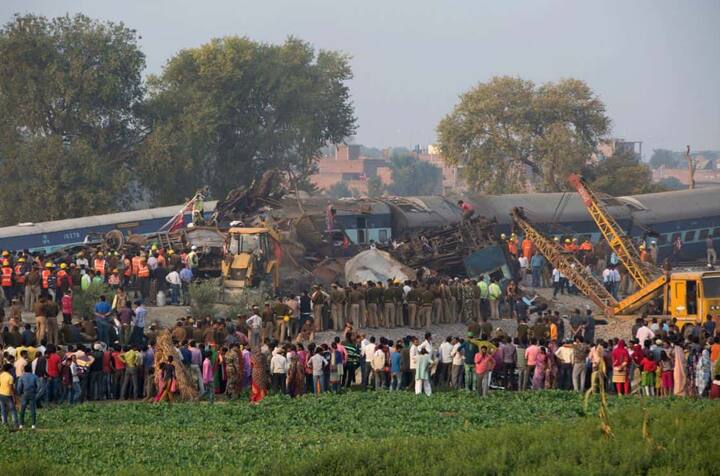 घटनास्थल पर भारी भीड़ जमा हो गई है. आसपास के गांव के लोग भी मदद के लिए आगे आए हैं.
