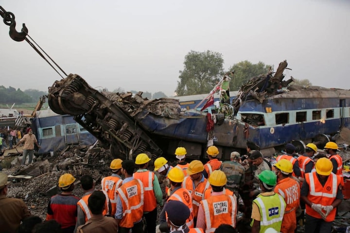 Blog On Kanpur Train Accident भारतीय रेलवे में लोगों की यात्रा कब मंगलमय होगी?