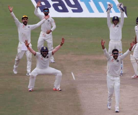 इंग्लैंड के खिलाफ जीत के लिए बड़ रही टीम इंडिया ने पांचवे दिन की शुरूआत में ही इंग्लैंड को बैकफुट पर धकेल दिया है. सुबह की शुरूआत में ही अश्विन और जडेजा ने विकेट झटक कर मेहमान टीम पर हार के बादल मंडरा दिए हैं.