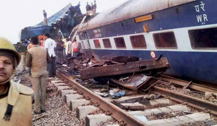 कानपुर के पुखरायां में रात भर बचाव और राहत अभियान चला. हालांकि रात में किसी भी यात्री के जिंदा निकालने की खबर नहीं है.