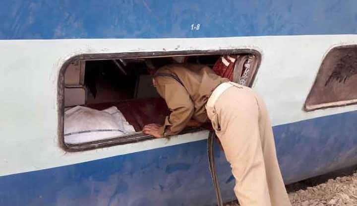 उत्तर प्रदेश में कानपुर में हादसे का शिकार हुई इंदौर-पटना एक्सप्रेस के 30 घंटे बीत जाने के बाद भी राहत काम पूरा नहीं हो पाया है और अब भी बोगियों से शव निकाले जा रहे हैं.