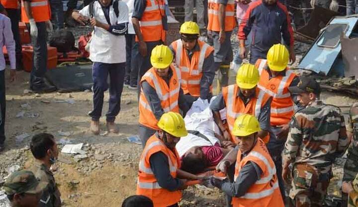 रेल मंत्रालय ने दुर्घटना में हताहत हुए लोगों के लिए मुआवजे का ऐलान किया है. मृतकों के परिजनों के लिए 3.5 लाख रुपये, गंभीर रूप से घायलों के लिए 50 हजार और साधारण रूप से घायलों के लिए 20 हजार रुपये मुआवजे का ऐलान किया है.