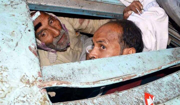 यूपी के सीएम अखिलेश यादव ने कानपुर ट्रेन हादसे पर डीजीपी से बातचीत करके राहत कार्य पर नजर रखने के लिए कहा है. जिस जगह हादसा हुआ वहां के आसपास के गांव के लोग भी मदद के लिए आगे आए हैं.