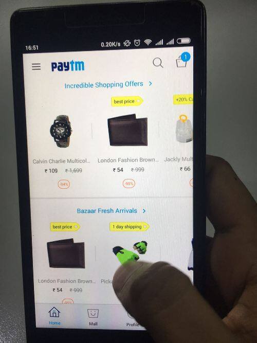   मोदी सरकार के नोट बंदी के फैसले के बाद लोगों को रोजमर्रा की चीजों के लिए अच्छी खासी मशक्कत करनी पड़ रही है. लोगों के पास कैश न होने के कारण बाजार पर भी असर पड़ा है. लेकिन मुसीबत की इस घड़ी में Paytm लोगों का बखूबी साथ निभा रहा है. आगे की स्लाइड्स में जानें कैसे Paytm दूर कर सकता है आपके कैश की किल्लत....!