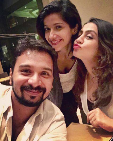 मानसी पारेख अपनी महिला दोस्त और एक्टर नमित दास के साथ.