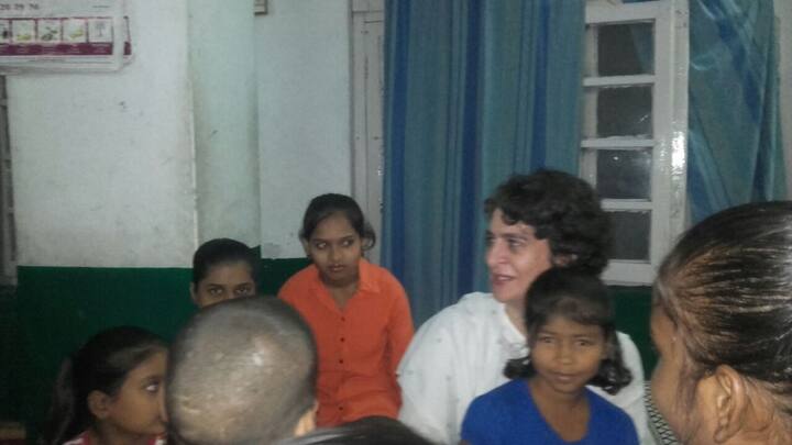 प्रियंका गांधी ने स्वराज भवन में जाकर अनाथ बच्चों से मुलाकात की. प्रियंका गाधी ने यहां बच्चों के साथ काफी समय बिताया और तस्वीरें भी खींचवाई.