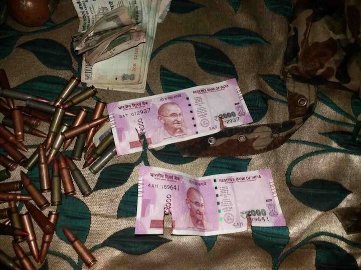 मारे गए आतंकियों के पास से हथियार और गोला बारूद तो मिले ही साथ में 8 हजार रुपये भी बरामद हुए. इन नोटों में दो हजार के नोट भी शामिल थे.