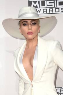 लेडी गागा ने पहना वो ब्लेज़र जो सोनम कपूर ने सालों पहले पहना था!