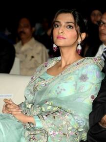 मदर टेरेसा अंतर्राष्ट्रीय अवार्ड-2016 से सम्मानित हुई नीरजा भनोट, सोनम ले लिया अवार्ड 