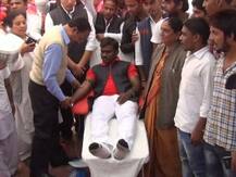 इलाहाबाद: ट्रेन हादसे के पीड़ितों के लिए सपाइयों ने लगाया ब्लड डोनेशन कैम्प