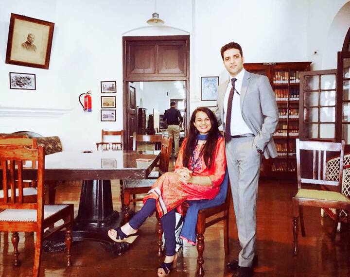  टीना ने बताया कि लोगों ने इनके संबंधों को लेकर तमाम तरह की बातें की, जिन्हें सुनकर उन्हें अजीब लगा. लेकिन हमें किसी की परवाह नहीं हैं और हम दोनों एक दूसरे को चाहते हैं और बेहद खुश हैं. (Image Courtesy: Facebook)
