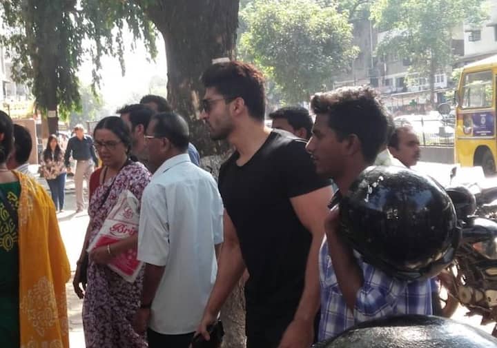 मुंबई के एक ATM में लाइन में लगे टीवी के 'राम' गुरमीत चौधरी अपनी बारी का इंतजार करते दिखे. 