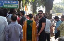 IN PICS: ATM से पैसे निकालने के लिए लाइन में नजर आए गुरमीत चौधरी!
