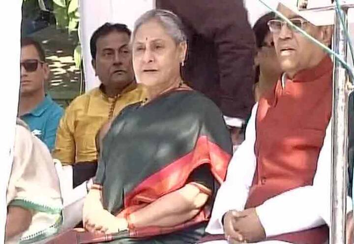  जया बच्चन इस मंच पर सपा सांसद धर्मेंद्र यादव के साथ पहुंची. 