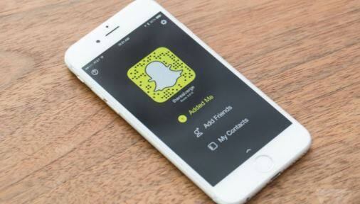Snapchat: हाल ही के दिनों में इस ऐप ने काफी तेजी से लोकप्रियकता पकड़ी है. इस ऐप का इस्तेमाल कम उम्र के बच्चों के लिए काफी खतरनाक हो सकता है. इस ऐप के जरिए बड़ी ही आसानी से वीडियो और फोटोज़ शेयर की जा सकती हैं हालांकि इस ऐप के जरिए बहुत ही तेजी से फोटो और वीडियो हटाई जा सकती हैं फिर भी अगर कोई स्क्रीन शॉट ले लेता है तो आप मुसिबत में पड़ सकते हैं. Snapchat का इस्तेमाल करने से यह भी खतरा बना रहता है कि आपकी चैट लिस्ट में ज्यादातर लोग अंजान होते हैं.