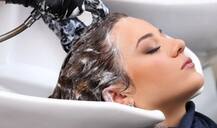 बालों को सॉफ्ट करना है तो इस तरह करें हेयर वॉश! 