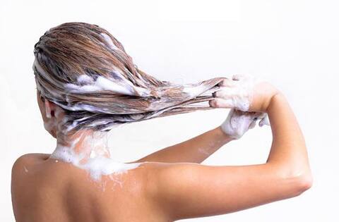 बालों को सॉफ्ट करना है तो इस तरह करें हेयर वॉश! 