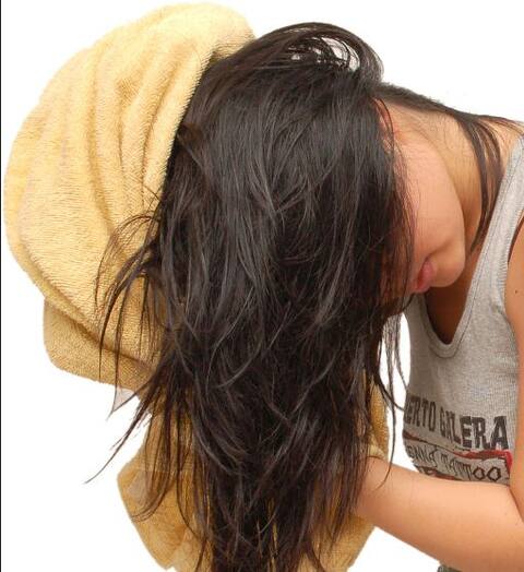 बालों को सॉफ्ट करना है तो इस तरह करें हेयर वॉश! 