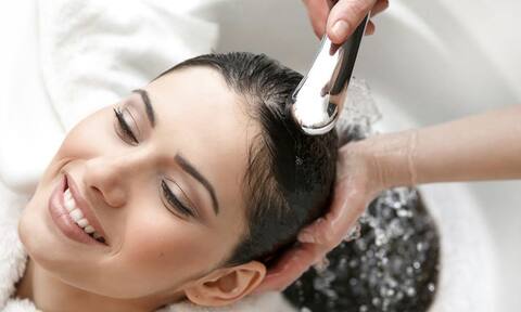 बालों को सॉफ्ट करना है तो इस तरह करें हेयर वॉश! 